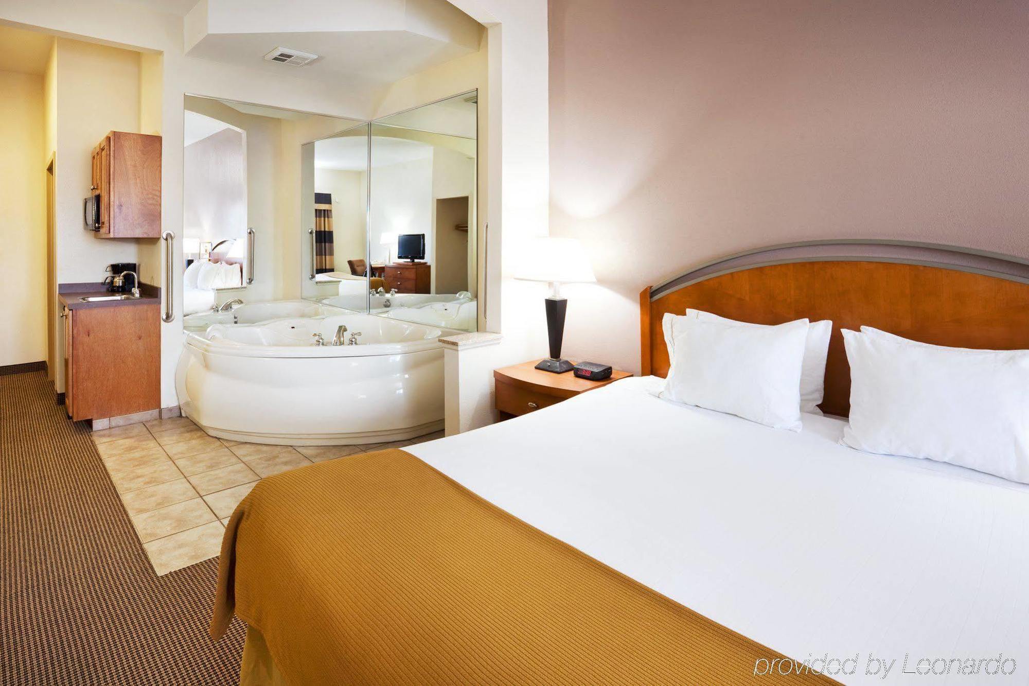 Holiday Inn Express Forest City By Ihg Quarto foto